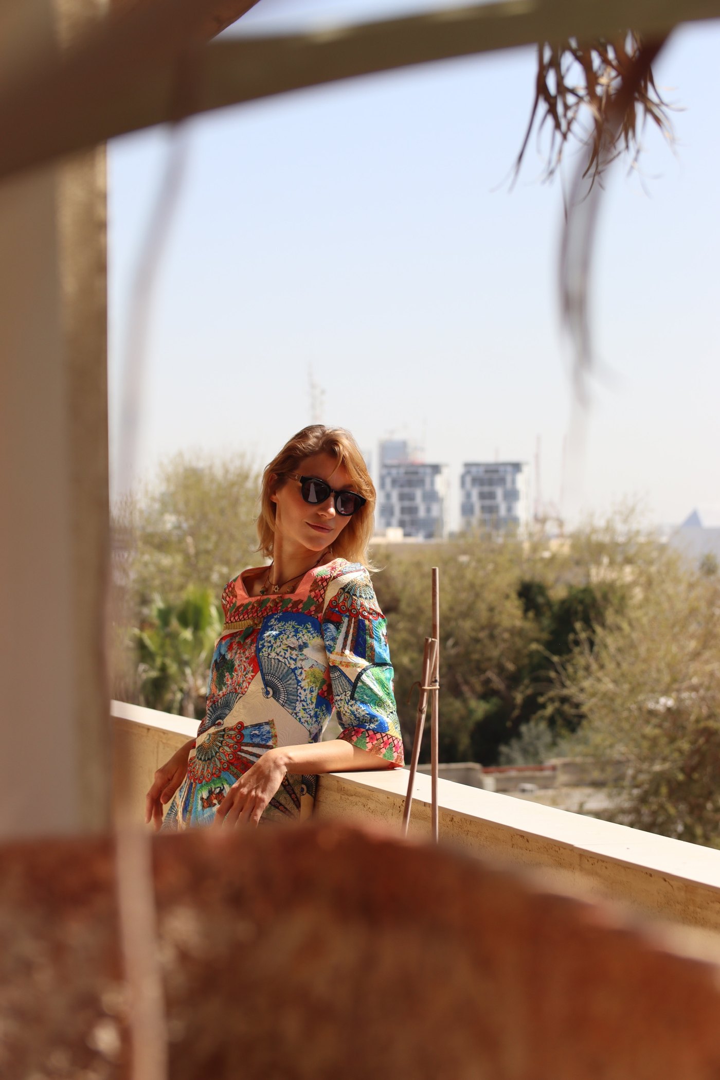 The printed shirt on the terrace, the city behind