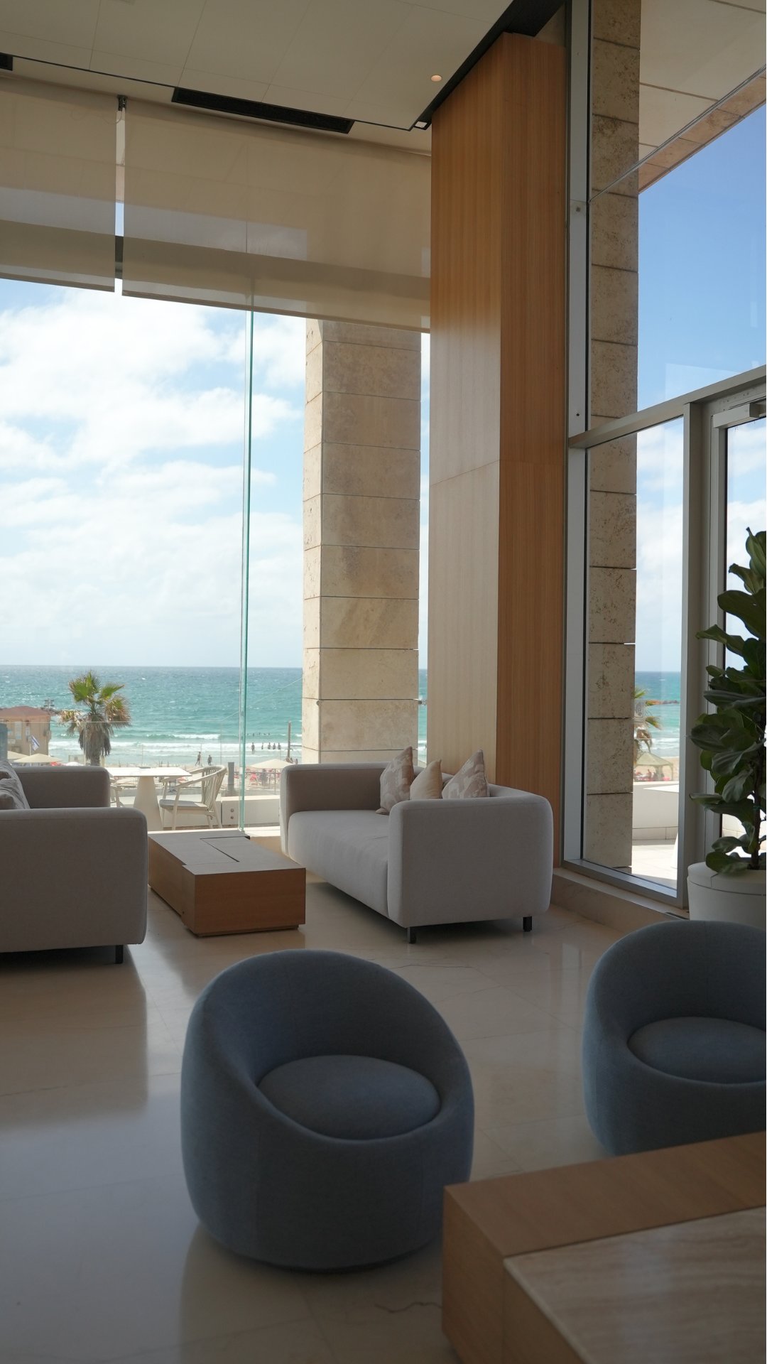 The lounge in Tel Aviv, open to the sea