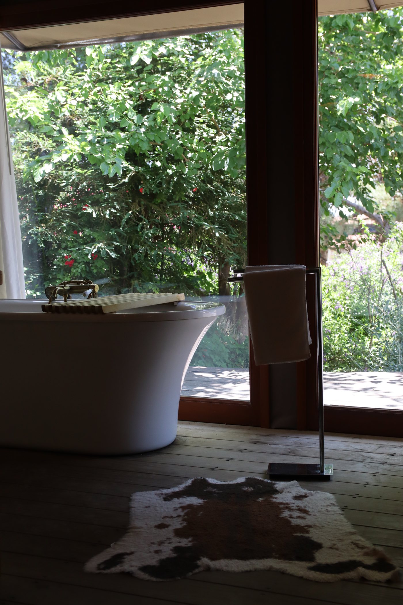 A bath facing the greenery