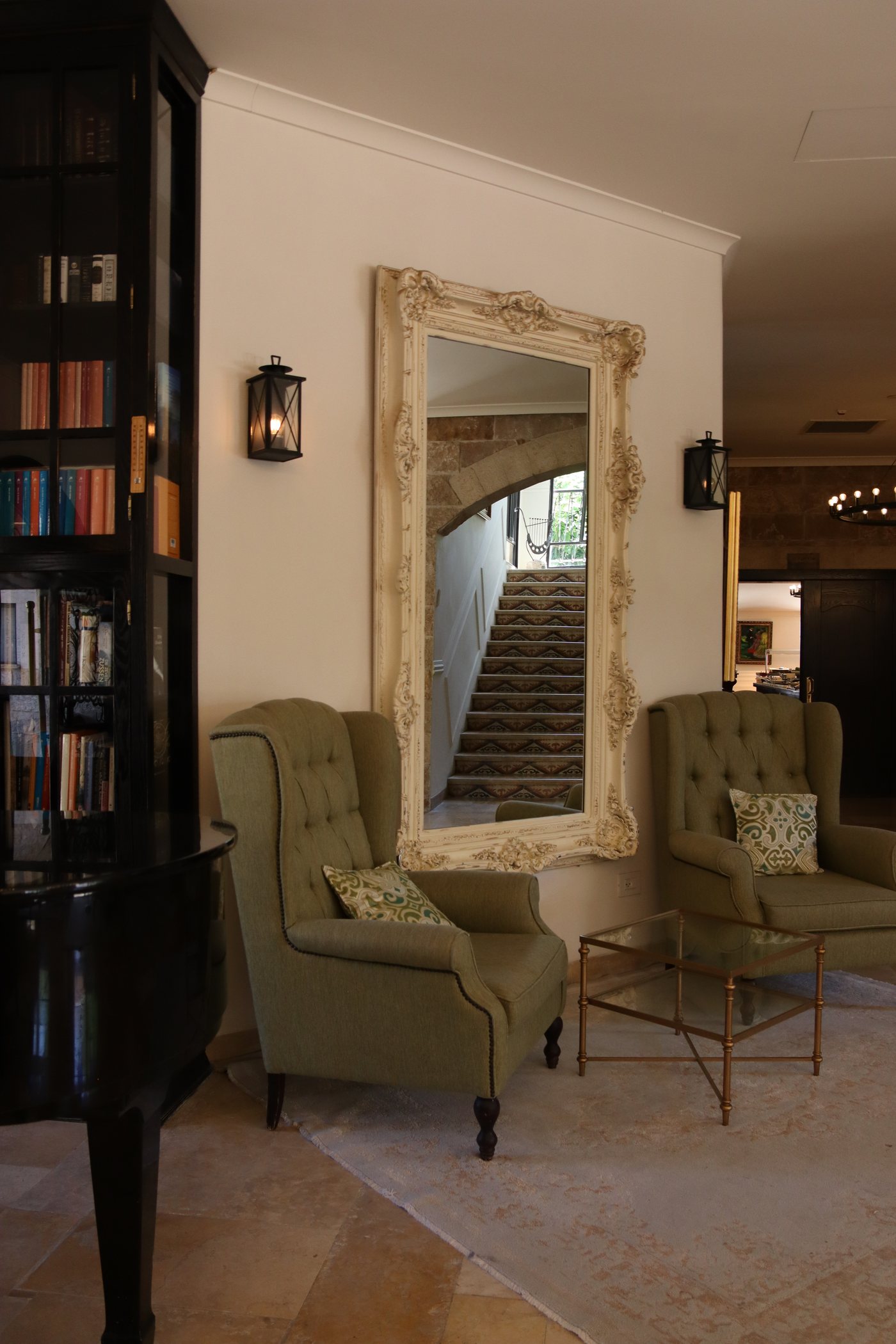 The lounge, its mirror and armchairs