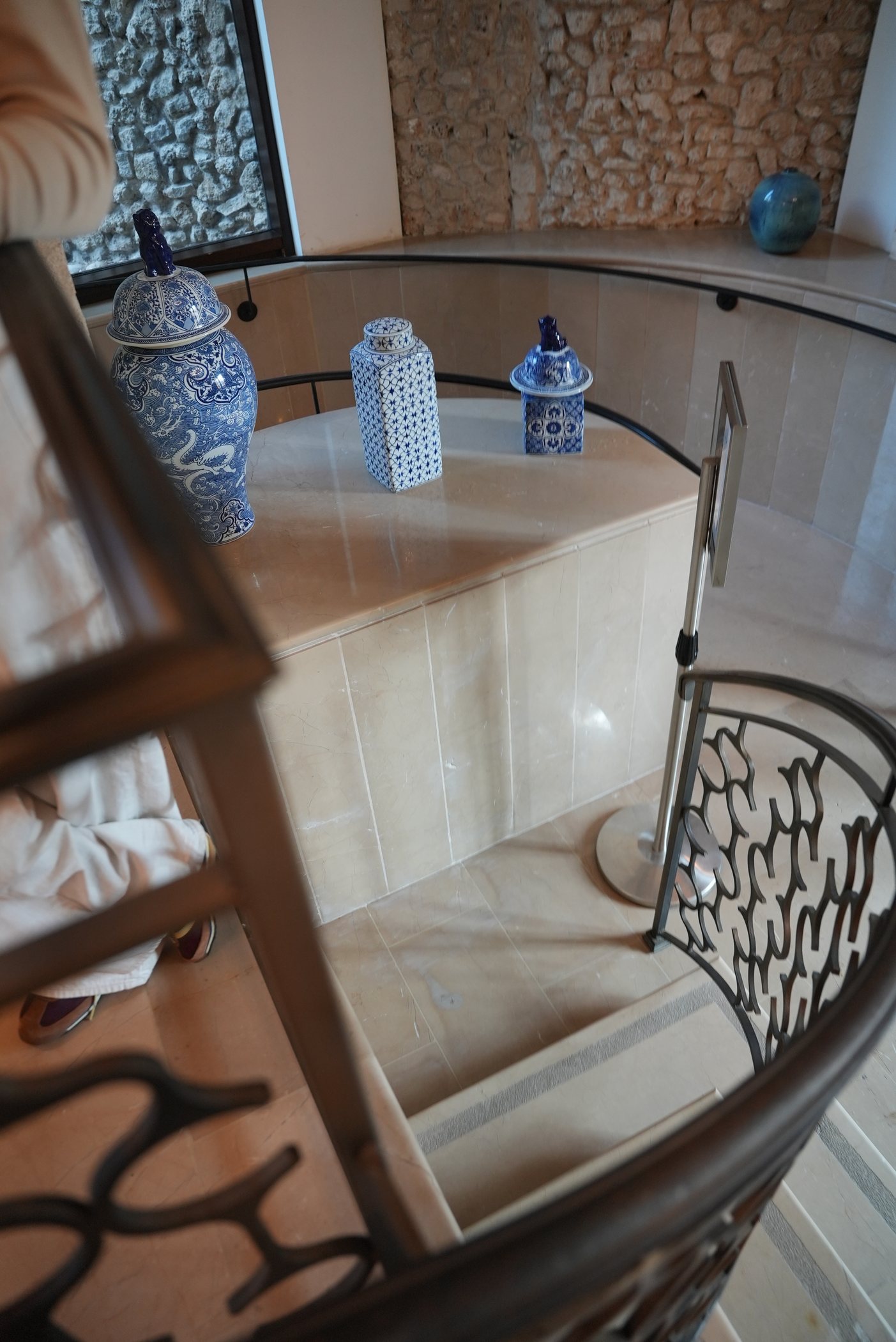 Ceramics on the edge of the bath