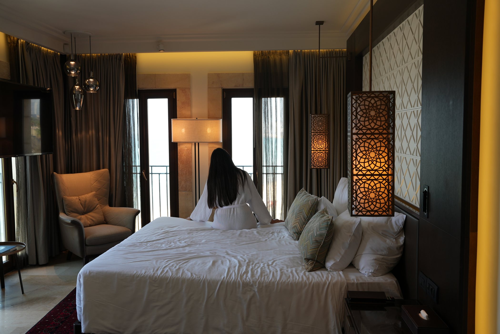 A suite at the end of the day, the sea through the window